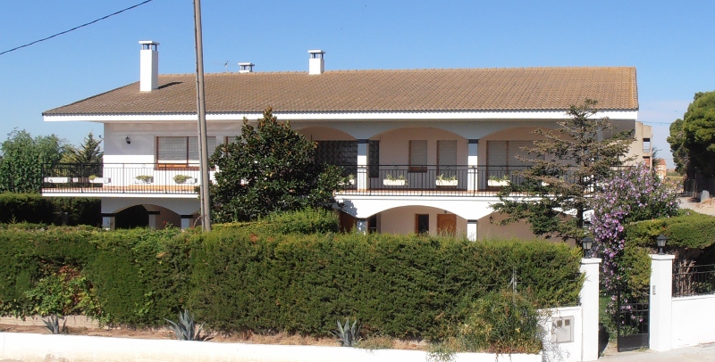 Vista panorámica de la fachada de Els Porxos con sus arcos y balcones