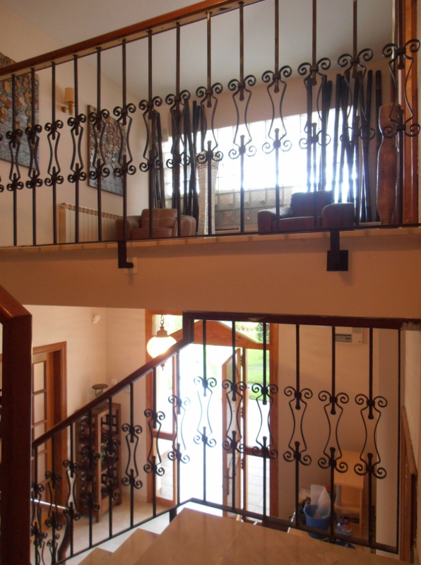 Escalera interior con barandilla de forja