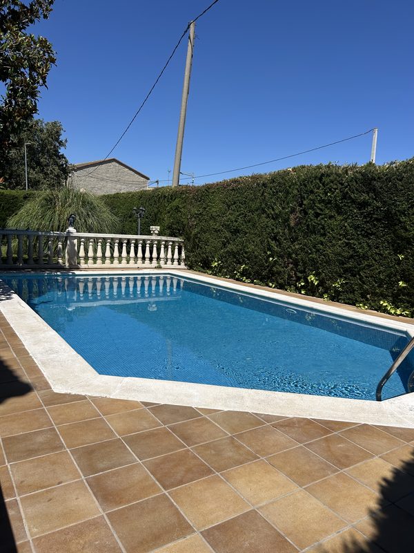Piscina privada con balaustrada junto al seto
